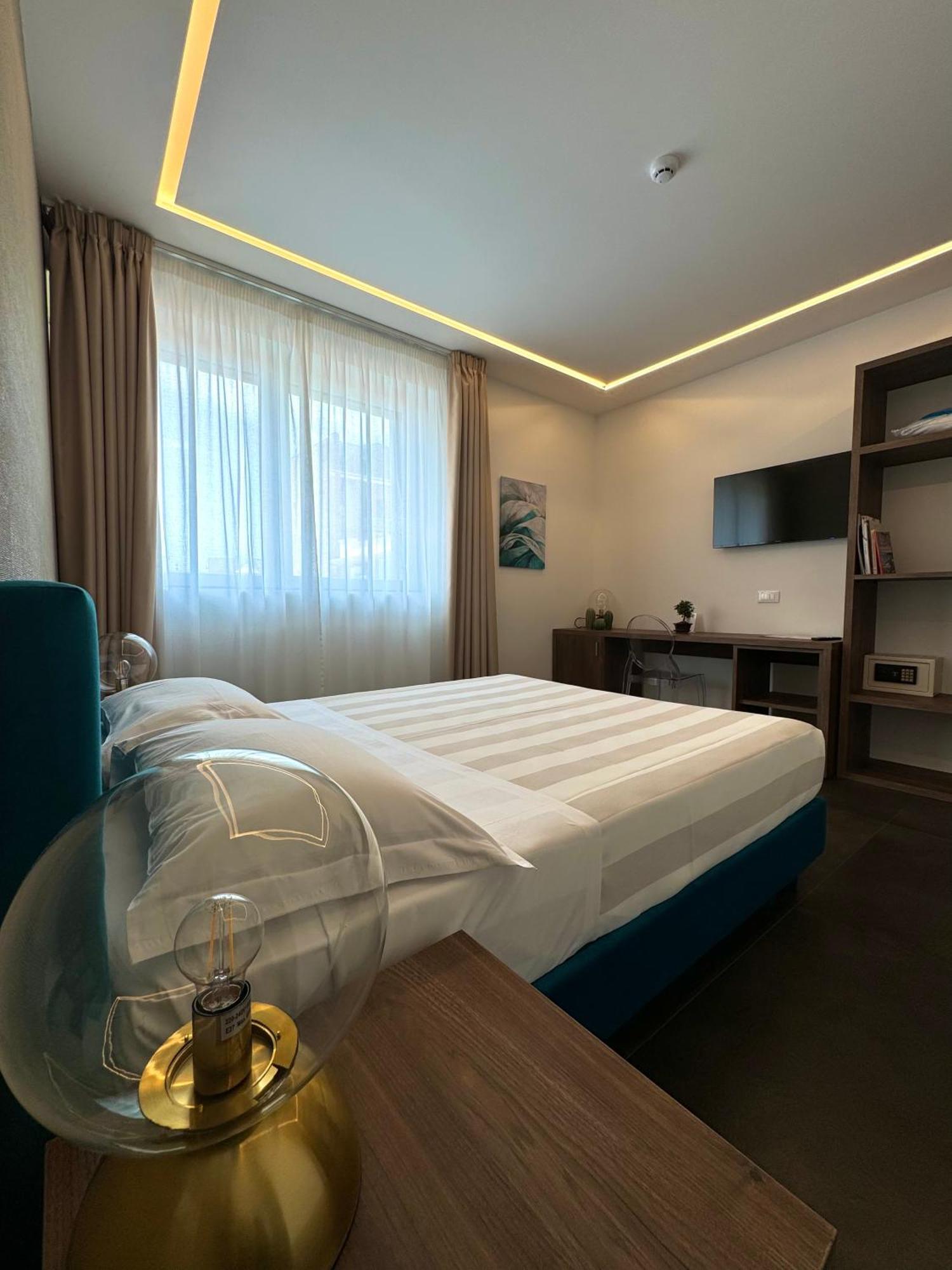 Outside Boutique Hotel Foggia Ngoại thất bức ảnh